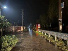  江蘇聯(lián)耀出資安裝路燈，照亮居民出行路